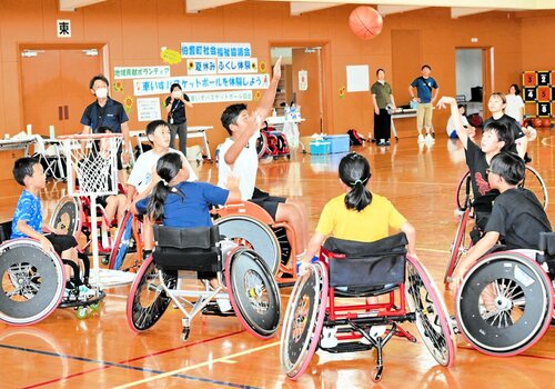 車椅子を乗りこなして試合をする参加者