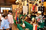 華やかな五月人形に興味津々な様子の園児ら＝２４日、鳥取市元大工町の城下町とっとり交流館高砂屋