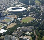 　東京・明治神宮外苑。手前左はイチョウ並木＝７月