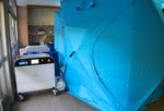 　避難所になった石川県珠洲市の緑丘中学校に設置されたＷＯＴＡの水循環機器（左）と簡易シャワーのテント＝１０日