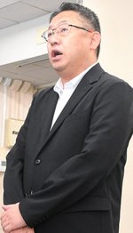 不起訴処分を受け、辞職を否定する松田氏＝５日、鳥取県庁