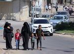 　パレスチナ自治区ガザで自宅を離れ、南部に向かう人々＝１３日（ロイター＝共同）