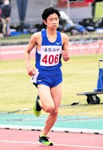 男子１５００メートル中学１年で大会新記録を出して１位となった長田塁＝どらドラパーク米子陸上競技場