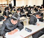 検定に臨む２年生の生徒たち＝３日、新温泉町細田の夢が丘中