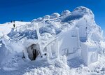 雪の家　雪のオブジェと化した山頂避難小屋