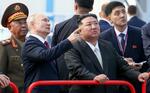 　ロシア極東アムール州のボストーチヌイ宇宙基地を訪れたプーチン大統領（左）と北朝鮮の金正恩朝鮮労働党総書記＝２０２３年９月１３日（タス＝共同）