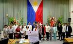 　８日、フィリピン西部パラワン島プエルトプリンセサのパラワン州議会で、日系人の代表らと記念撮影に応じる議員ら（共同）