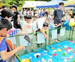 お菓子がもらえる魚釣りを楽しむ子どもたち＝３１日、新温泉町湯のリフレッシュパークゆむら