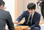 　将棋の第１０期叡王戦本戦トーナメントの準々決勝で戸辺誠七段（左）を破り、対局を振り返る藤井聡太七冠＝１２日午後、東京都渋谷区の将棋会館