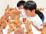 温かみのある木工作品が一堂に並ぶ会場＝新温泉町春来の「出口龍憲画伯龍の墨絵展示場」