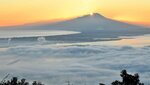大山の背後から昇る太陽に照らされる弓ケ浜半島と雲海＝２１日午前７時ごろ、松江市の枕木山から撮影