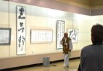 作品を講評する柴山会長（中央）＝１９日、鳥取市東町２丁目の県立博物館