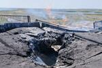 　６日、ウクライナ南部ヘルソン州のゲニチェスク橋で見つかった穴（タス＝共同）