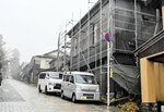 足場が組まれ、改装が進む店舗＝１２日、大山町大山