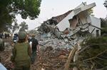 　ハマスの襲撃を受けたイスラエル南部ベエリで崩れた家屋＝１１日（共同）