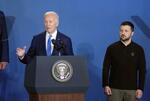 　演説するバイデン米大統領。右はウクライナのゼレンスキー大統領＝１１日、ワシントン（共同）