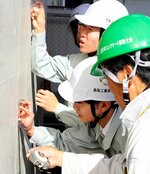 コンクリートのひび割れ幅測定を体験する生徒ら＝１５日、鳥取市桜谷の邑法高架橋