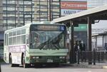　事業を廃止した金剛自動車の路線バス＝２０２３年１２月、大阪府富田林市