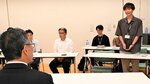 深沢市長（左）に現地調査の意気込みを語る明治大の学生（右）＝２８日、鳥取市役所