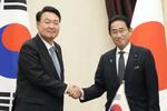 　会談前に握手する韓国の尹錫悦大統領（左）と岸田首相＝２０２３年７月、リトアニア・ビリニュス（共同）