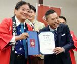 　河村たかし名古屋市長（左）から、なごやめし宣伝大使の委嘱状を受け取った「爆笑問題」の太田光さん＝２７日午後、市役所