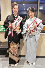 １位に輝いた佐竹さん（左）と山口さん＝松江市殿町の島根県民会館