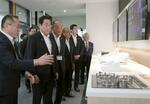 　富山市の電子機器企業「立山科学」を訪問し、視察する岸田首相（左から２人目）＝１０日午前（代表撮影）