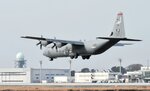 航空自衛隊美保基地の滑走路に着陸するＣ１３０Ｊ＝２３日、境港市