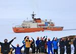 　昭和基地に接岸する南極観測船「しらせ」を出迎える隊員ら＝２５日（南極観測隊同行記者撮影）