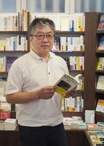 　福岡市の書店「ブックスキューブリック」を営む大井実さん＝５月