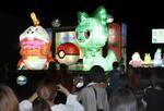 　岡山県高梁市で開かれた「マンガ絵ぶたまつり」。漫画やアニメの人気キャラクターを模した巨大灯籠「絵ぶた」が地域を練り歩いた＝１２日夜