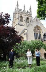 　オックスフォード大のマートン・カレッジで、桜の記念植樹をされる天皇、皇后両陛下＝６月２８日、英オックスフォード（代表撮影）