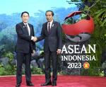　９月、日ＡＳＥＡＮ首脳会議を前にインドネシアのジョコ大統領（右）と握手する岸田首相＝ジャカルタ（共同）