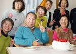 　８８歳の誕生日を迎え、姉ひで子さん（前列右）らと記念写真に納まる袴田巌さん（同中央）＝１０日午後、浜松市