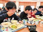 地元産ニンニクの入ったミネストローネを味わう児童たち＝１２日、養父市大屋町の大屋小