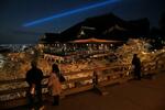 　春の夜間特別拝観が始まるのを前に、試験点灯でライトアップされた京都市東山区の清水寺＝２２日夜