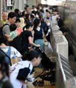 　お盆のＵターンラッシュで混雑するＪＲ新大阪駅の新幹線ホーム＝１３日午前