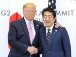 　トランプ前大統領（左）と安倍元首相＝２０１９年６月、大阪市