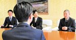 伊木市長（手前）に意気込みを語る惣郷主将（右）