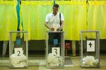 　ウクライナ最高会議選挙で投票する男性＝２０１９年７月、キーウ（ゲッティ＝共同）