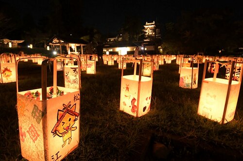 市民らの手作りあんどんが並ぶ松江城二の丸の広場