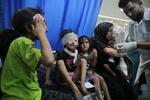 　イスラエルの攻撃で負傷し、病院に運ばれた子どもたち＝１１日、パレスチナ自治区ガザ（ＡＰ＝共同）