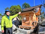 三角山山頂に再建された本殿＝２５日、鳥取市用瀬町用瀬の三角山神社