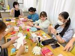 　協会が開いた勉強会で、生理用品の特徴や使い方を教わる視覚障害がある女性たち＝東京都新宿区