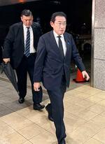 　旧岸田派議員との会食に向かう自民党の岸田前首相＝１２日午後、東京都内