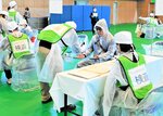 訓練で放射線量の検査を受ける参加住民ら＝５日、琴浦町田越の東伯総合公園