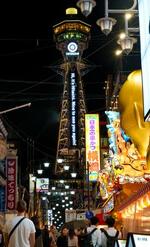　屋外広告が電子看板に刷新され、点灯した通天閣＝２２日夜、大阪市浪速区