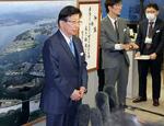　記者団の取材に応じる静岡県の川勝平太知事。唐突に辞意を表明した＝２日午後、静岡県庁