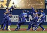　１０回、サヨナラ打を放ちチームメートから祝福を受けるＤｅＮＡ・京田（左から２人目）＝横浜