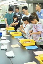 大王製紙子ども記者バスツアー、同社四国本社で手作りハガキを作成する参加児童たち。